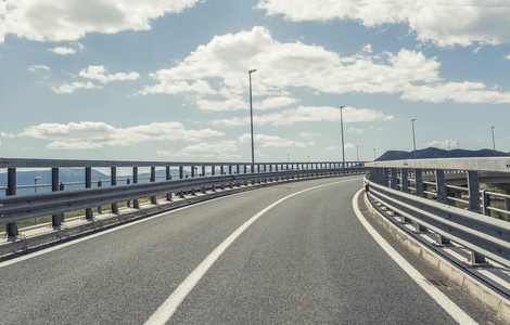 退到高地去城外的公路