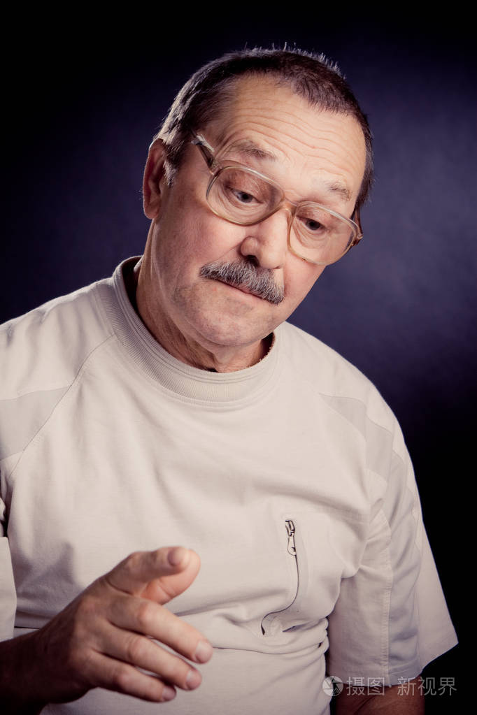 戴着眼镜的情感老男人的肖像