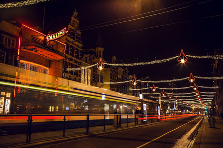 阿姆斯特丹的夜间街道上有电车模糊的轮廓。