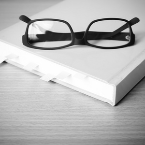 书与粘滞便笺和眼镜黑色和白色色调