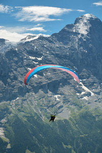 伞下在伯尔尼阿尔卑斯山的 Eiger 峰