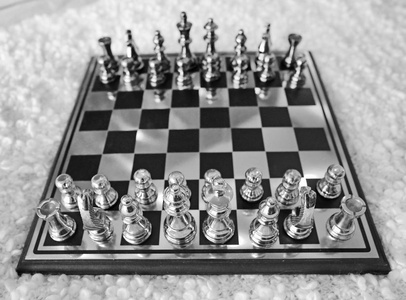 国际象棋棋盘棋件，黑色和白色色调