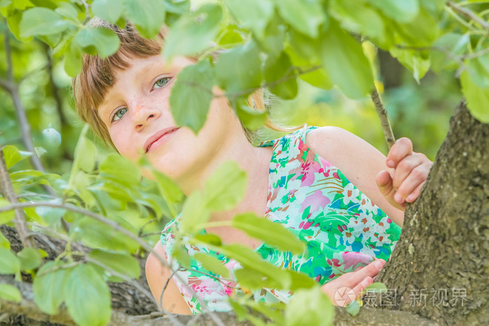 可爱的小女孩画像上自然背景