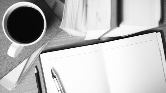 书和咖啡的杯黑色和白色颜色到打开笔记本