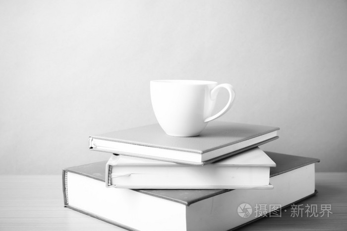 书与咖啡杯子黑色和白色的颜色色调风格的堆栈