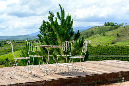 桌子和椅子上露台和美景在山照片