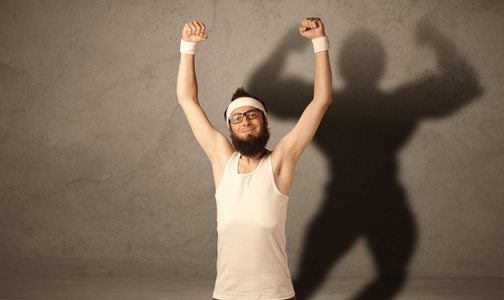 瘦男人和 musculous 的影子照片