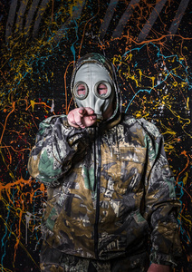 男人穿成军事磨损和防毒面具 生态学和有毒 c