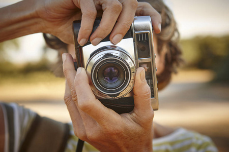 女人用老式相机拍照。旅行