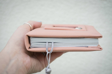 手工制作的粉红色皮笔记本像摇加装饰