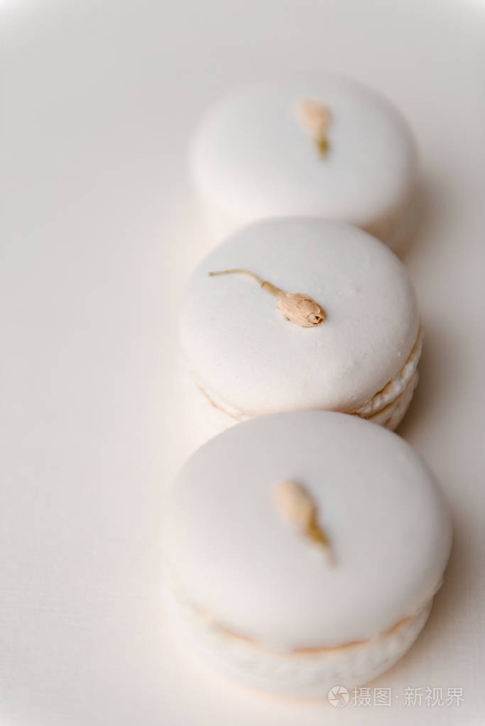 白色桌子背景上甜美的白色马卡龙