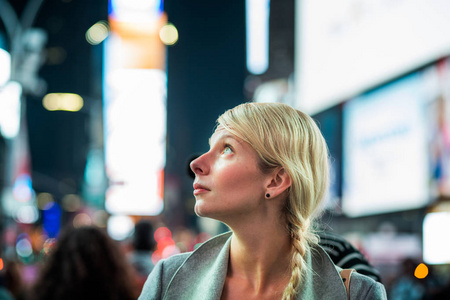 在纽约时报广场，在夜间的女人