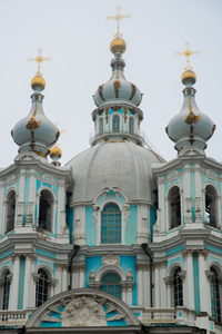 斯莫尔尼大教堂在阴雨天气中圣 Petersburg,Russia.The 寺是蓝色与白色的柱子和装饰