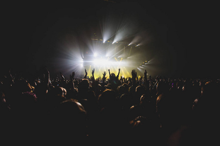 摇滚音乐会的视图显示在大音乐厅,与人群和舞台灯光,拥挤的音乐厅与