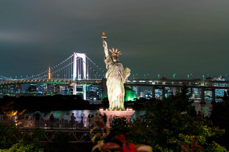 自由女神并列反对东京彩虹大桥图片
