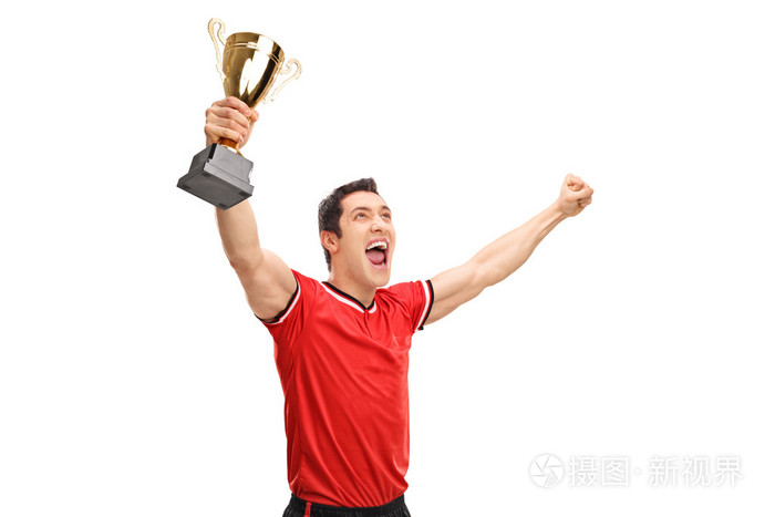 运动员手拿奖杯和庆祝