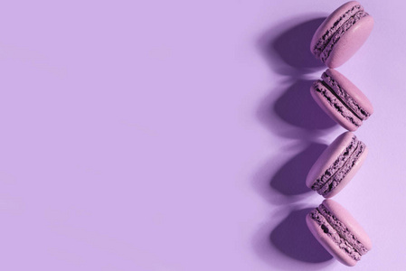 甜蜜紫蛋白杏仁饼干上紫色的表格背景