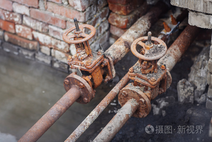 修理坏掉的旧水管生锈的加热系统