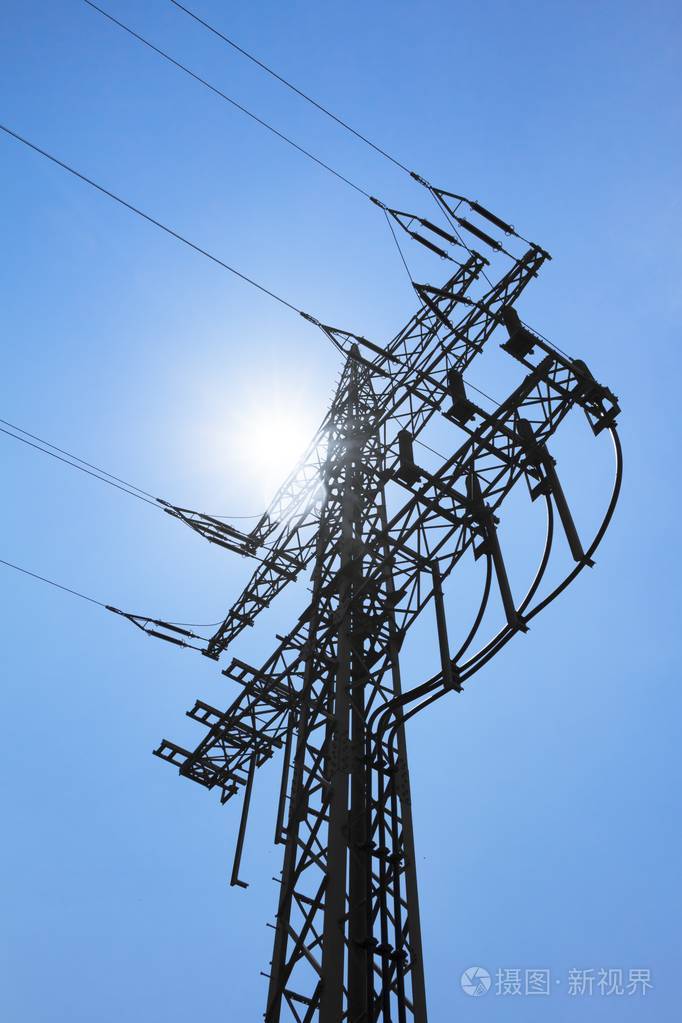 高压输电线路铁塔进行绿色电力太阳能源