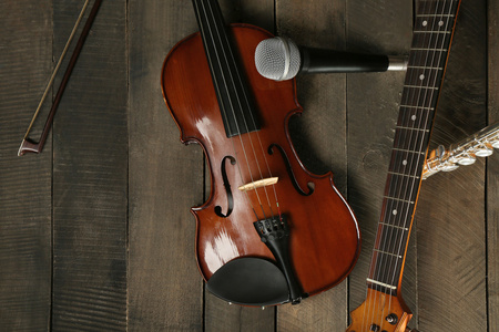 电吉他 小提琴 长笛和木制背景上的麦克风