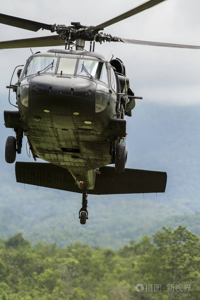黑鹰军用直升机在飞行中的关闭