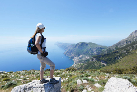 站在山顶的人图片