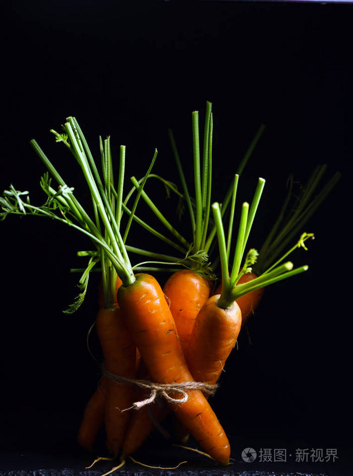 在黑色的新鲜胡萝卜