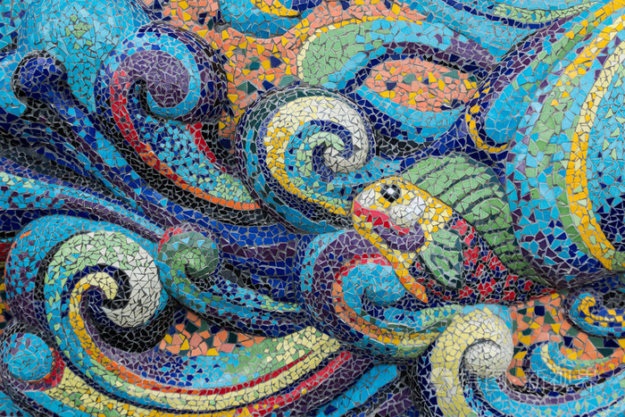 色彩斑斓的玻璃马赛克艺术形状鱼和抽象墙背景