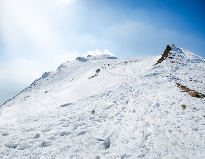 冬季冰雪覆盖的山峰在欧洲冬季运动的好地方