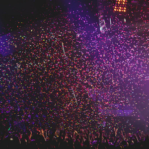 灯光人物摇滚音乐会的视图显示在大音乐厅,与人群和舞台灯光,拥挤的