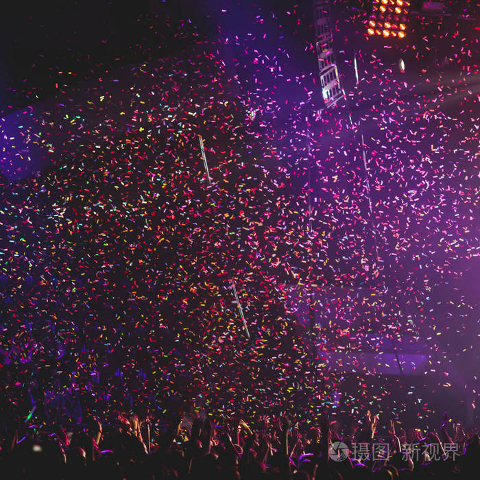 与人群和舞台灯光,拥挤的音乐厅与场景的灯光,岩石显示性能,与人物