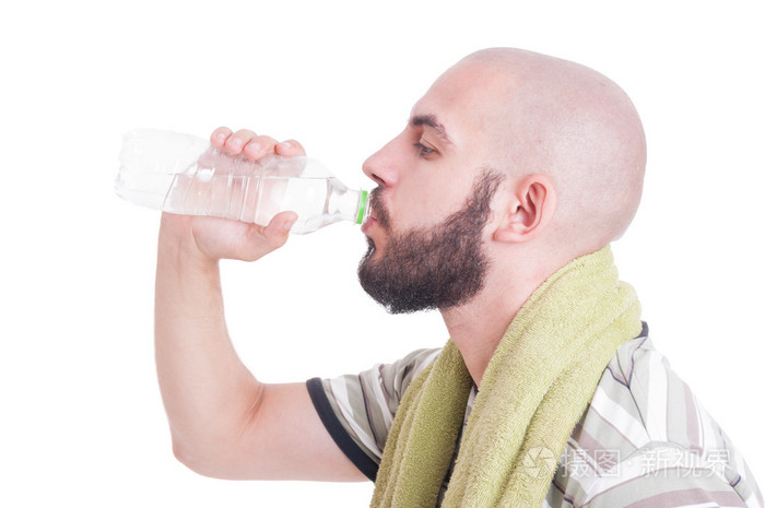 口渴的人喝冷水毛巾身边与他的脖子