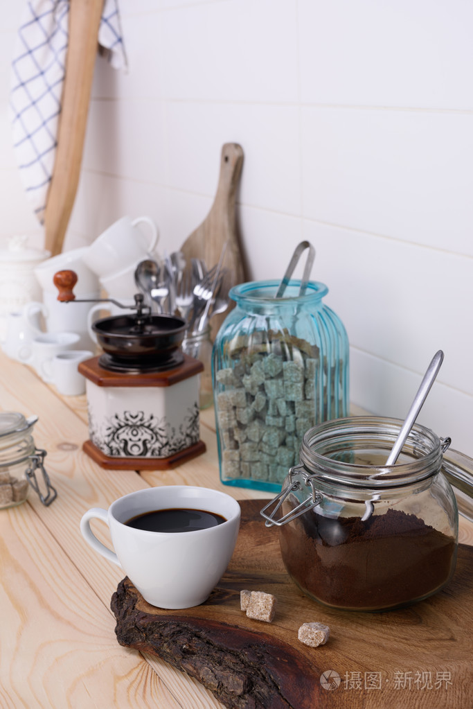 咖啡粉混合,和现煮咖啡一白色杯与甘蔗糖.木制的自助柜台全的器具.