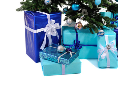 树下的蓝色圣诞礼物。