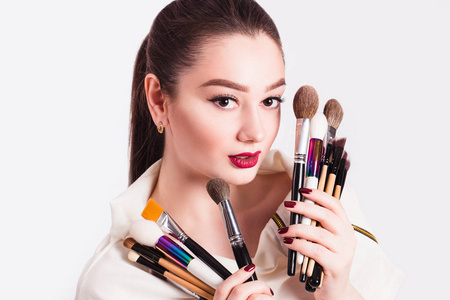 润发化妆化妆师用刷子在白色背景上的手照片