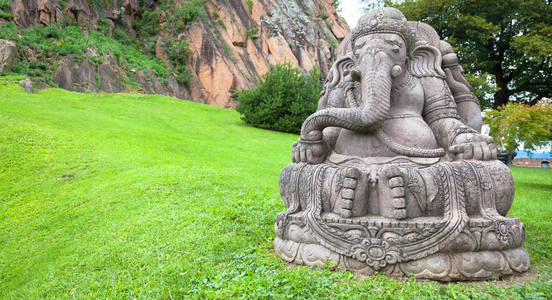 象头神雕像在一个美丽的山花园