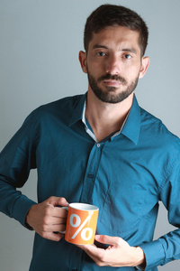 年轻商人穿着蓝色的衬衫，喝咖啡  茶