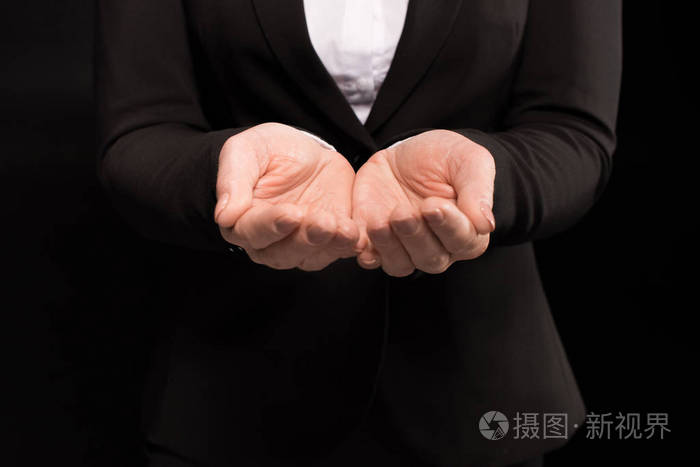 女性的双手拢在一起