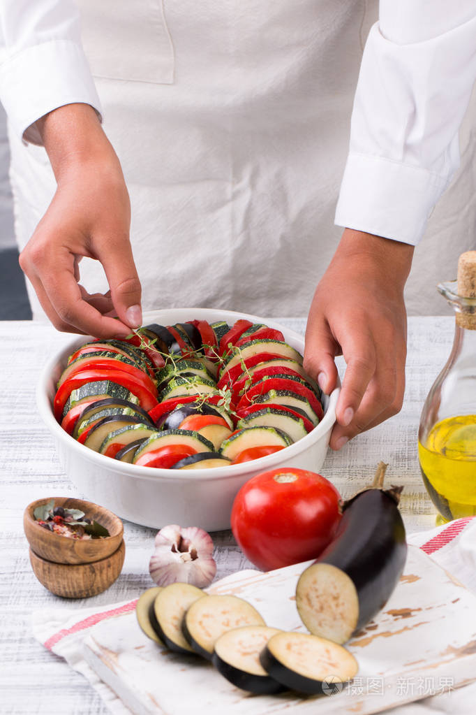 年轻的女厨师准备料理鼠王 烹饪传统法国菜 料理鼠王 照片 正版商用图片0e4sbb 摄图新视界