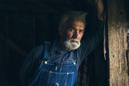 农村伯伯老人凝视着窗外照片