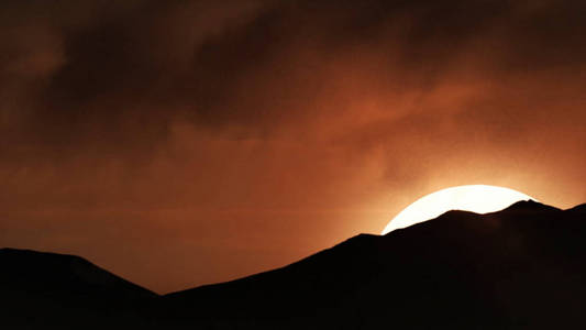 美丽的沙丘在撒哈拉大沙漠。美丽的夕阳在山中。多彩的风景与太阳 sinrise 或阳光和蓝色的天空动画