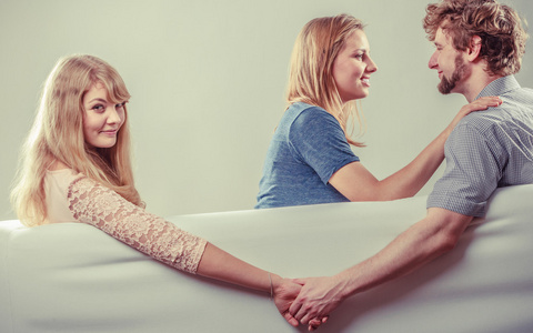 英俊的男人背叛了妇女照片