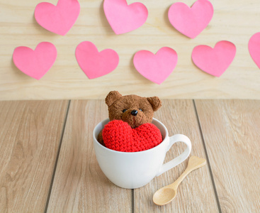 杯加红色心形木桌上的咖啡泰迪熊