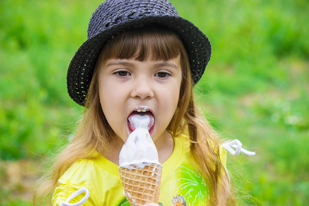 孩子吃冰激淋。选择性的焦点
