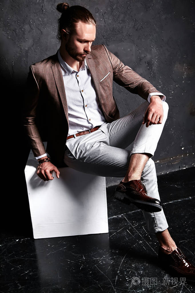 男模特搭配穿着长长的头发