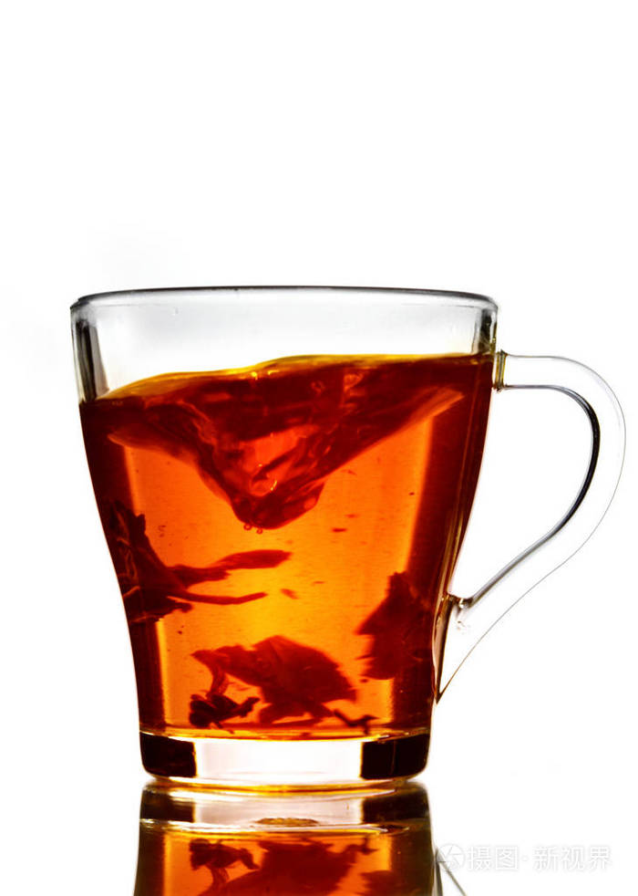 茶杯子龙卷风在杯上白色孤立