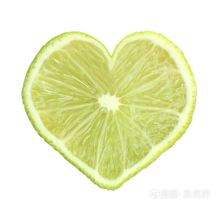 片在心的形状白色上孤立的新鲜柠檬