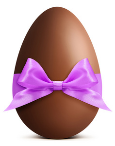 巧克力复活节彩蛋用紫色的丝带弓上白坝孤立