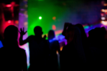 人们在夜总会在一次聚会跳舞的剪影