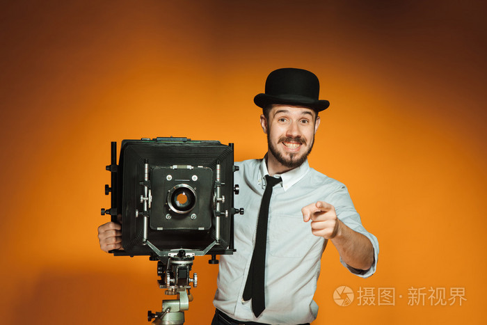 复古照相机的年轻人